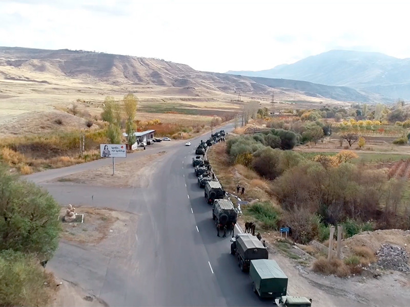Российские военные сопровождают в Лачинском коридоре девятнадцать автобусов с беженцами, которые возвращаются в Нагорный Карабах, сообщили в воскресенье в Национальном центре управления обороной РФ


