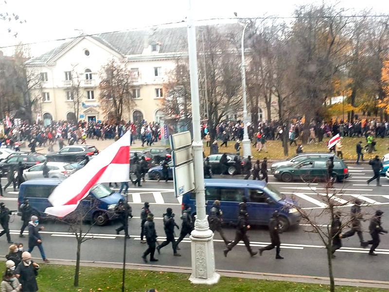 Силовики в Минске разгоняют традиционную акцию ко дню поминовения предков "Дзяды"