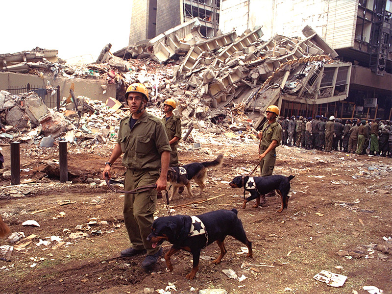 7 августа 1998 года в террористы-смертники в груженных взрывчаткой грузовиках устроили синхронные взрывы возле посольств США в Найроби и Дар-эс-Саламе. Теракты произошли в восьмую годовщину прибытия первых американских войск в Саудовскую Аравию в ходе войны в Персидском заливе