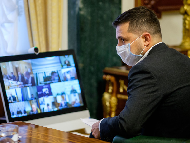 Президент Украины Владимир Зеленский заявил, что заболел коронавирусом, и уточнил, что уходит на самоизоляцию