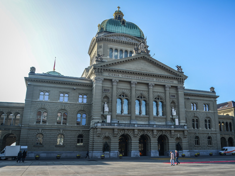Швейцарский парламент утвердил законопроект, разрешающий однополые браки