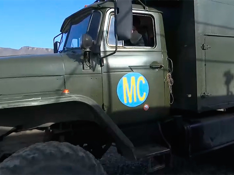 Российские миротворцы в Нагорном Карабахе за сутки сопроводили восемь колонн азербайджанских военных, сообщили в воскресенье в Минобороны РФ

