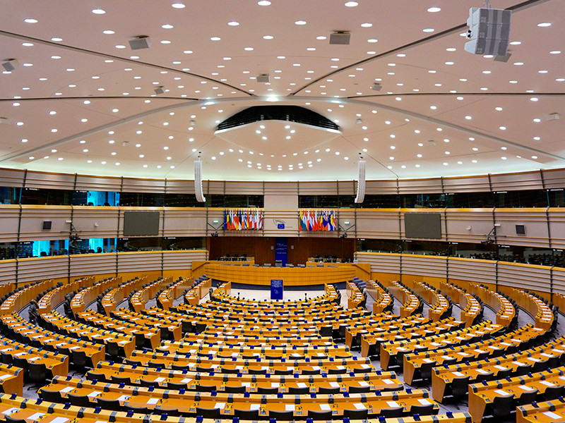 Депутат Европарламента от венгерской правящей партии, выступающей за традиционные ценности, подал в отставку после задержания в Брюсселе на домашней "секс-вечеринке", откуда он пытался сбежать по водосточной трубе