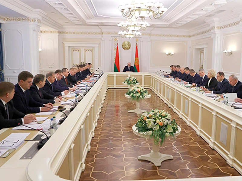 Лукашенко велел своим чиновникам заставить работать всех "болтающихся тунеядцев"