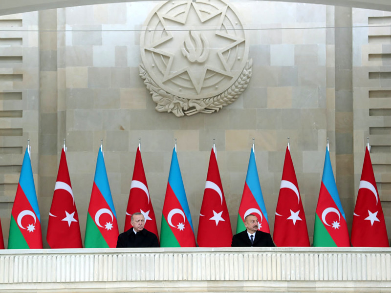 Вместе с Эрдоганом на параде присутствовали президент Азербайджанской Республики Ильхам Алиев, первая леди Мехрибан Алиева, супруга турецкого лидера Эмине Эрдоган