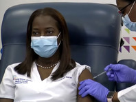 Первым человеком, который получил вакцину в США вне клинических испытаний, стала афроамериканка Сандра Линдси, работающая медсестрой в отделении интенсивной терапии больницы штата Нью-Йорк
