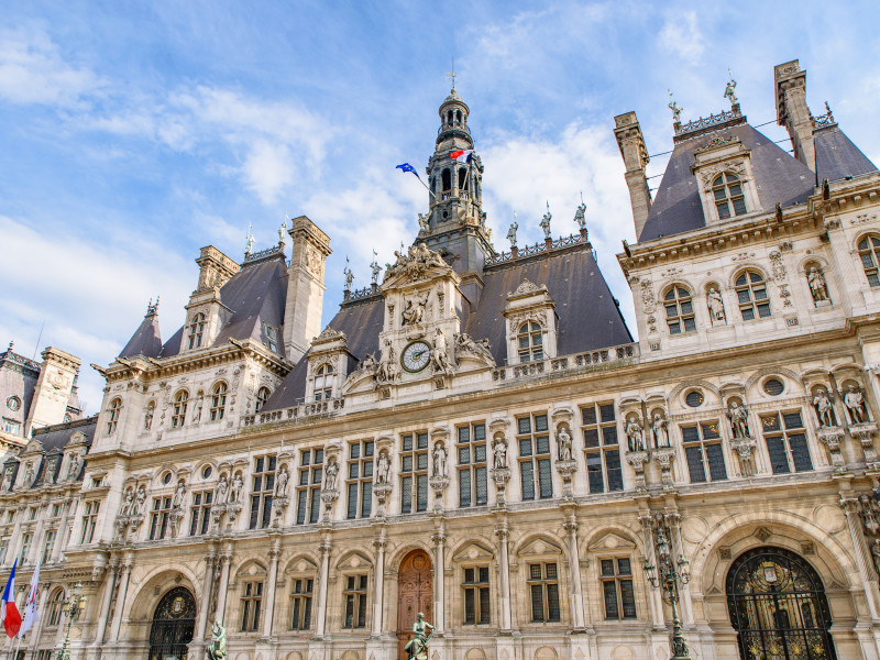 Мэрию Парижа оштрафовали на 90 тысяч евро за "перебор" женщин в руководстве