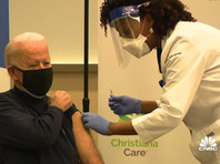 Джо Байдену сделали прививку от коронавируса в прямом эфире (ВИДЕО)
