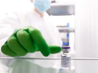 2 декабря американская компания Pfizer и немецкая BioNTech получили первую лицензию на выпуск своей вакцины от британского государственного управления по регулированию лекарственных средств и изделий медицинского назначения (MHRA)