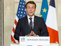 Президент Франции Эмманюэль Макрон опубликовал в Twitter видеообращение, в котором отметил, что "отдельные буйные индивиды" вторглись в "светский храм американской демократии", в результате чего погибла женщина
