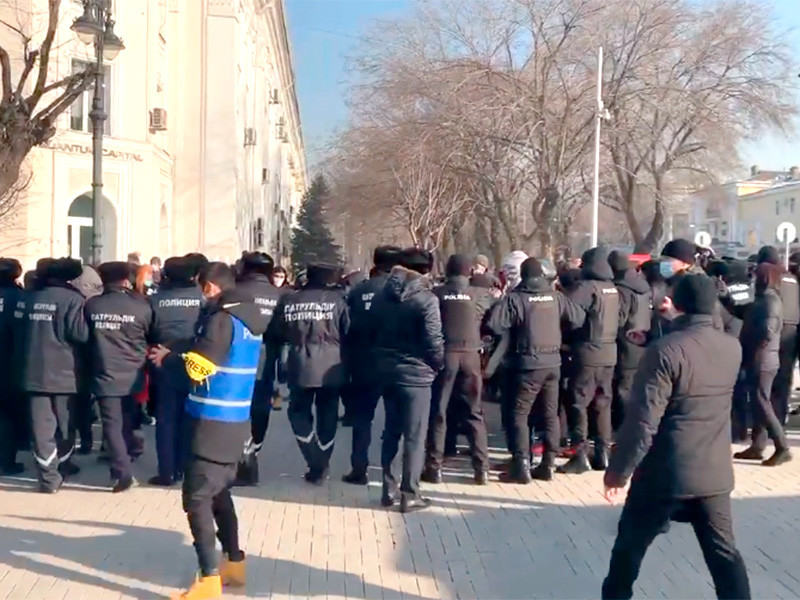 В Алма-Ате в воскресенье задержаны несколько десятков человек, пришедших на акцию против парламентских выборов