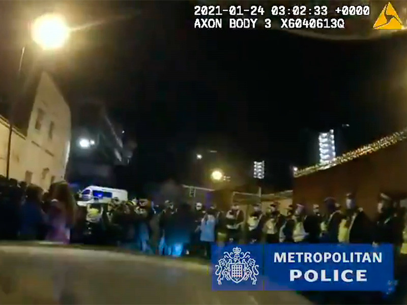 Полиция Лондона задержала 300 человек во время нелегальной вечеринки на востоке столицы, за нарушение карантинных норм выписаны штрафы

