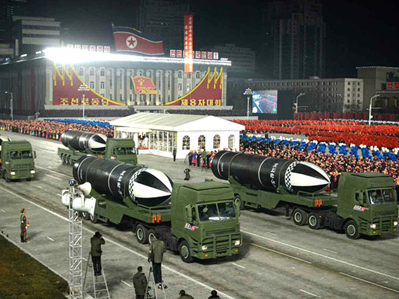 КНДР на военном параде показала новые баллистические ракеты - "самое мощное в мире оружие"