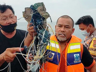 Жители архипелага Серибу вблизи Джакарты слышали два взрыва и обнаружили в воде обломки фюзеляжа, куски кабелей, сиденья, предметы одежды и человеческие останки
