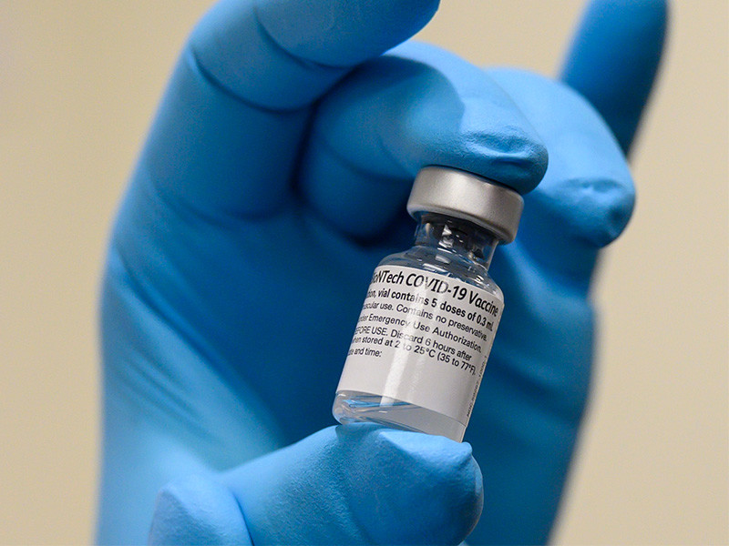 Вакцинация от коронавируса не избавляет получившего прививку человека от необходимости носить маску
