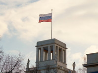 Российский флаг на здании посольства РФ в Берлине