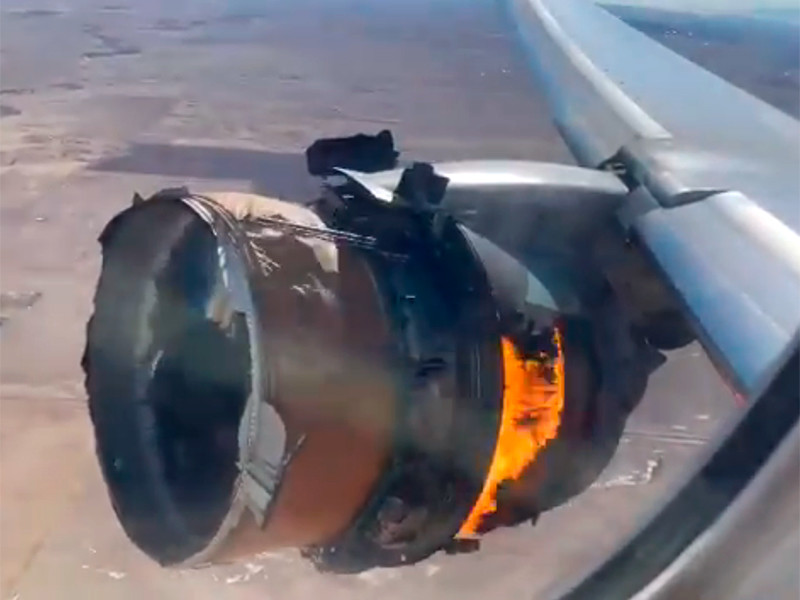 Boeing приостановит полеты лайнеров 777 после инцидента с загоревшимся двигателем в США
