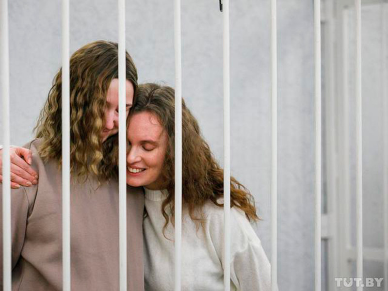 Суд в Минске приговорил журналисток "Белсата" к двум годам колонии за стрим акции памяти Романа Бондаренко