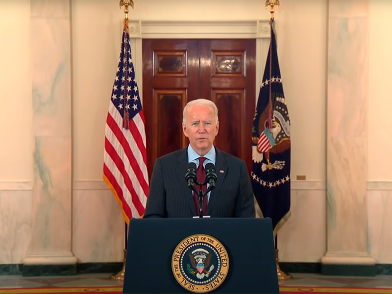 Президент США Джо Байден объявил пятидневный траур по умершим от коронавируса в стране, и потребовал приспустить все флаги, в том числе над Белым домом