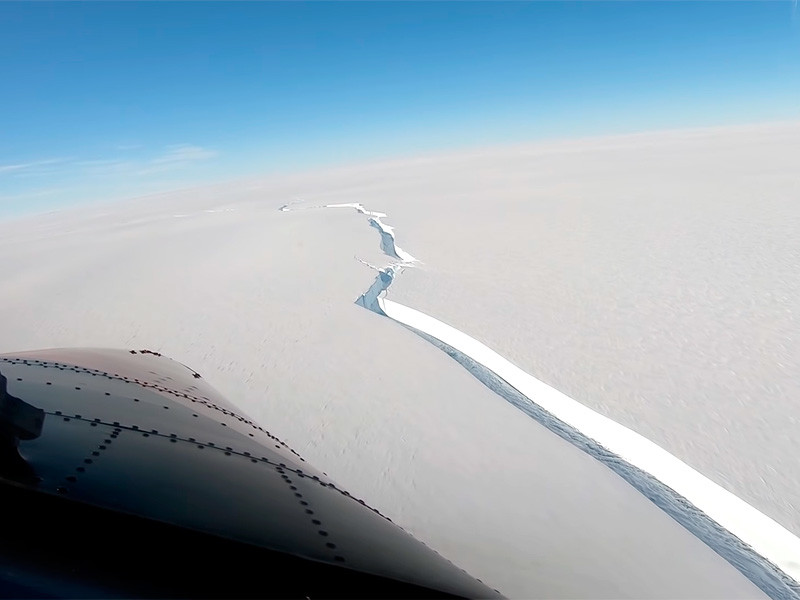 В Антарктиде от плавучего шельфового ледника Брант, где находится британская исследовательская станция Halley, откололся гигантский айсберг площадью 1270 квадратных километров, сообщает Антарктическая служба Великобритании (BAS)
