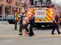 СМИ сообщали, что позже из здания вывели мужчину в наручниках, он был без рубашки и с окровавленной ногой. В полиции уточнили, что задержанный ранее подозреваемый является предполагаемым стрелком, он ранен
