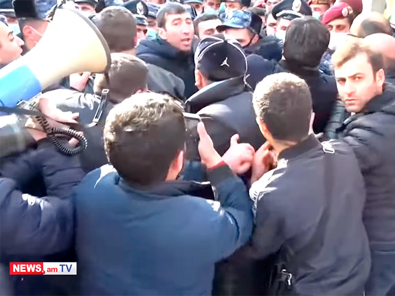Возле резиденции президента Армении произошли стычки между полицией и демонстрантами, требующими отставки премьер-министра страны Никола Пашиняна
