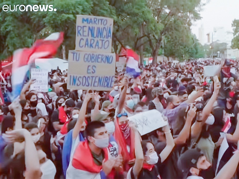 В Парагвае с пятницы продолжаются массовые протесты против президента республики Марио Абдо Бенитеса и правительства, переросшие в выходные в столкновения с полицией