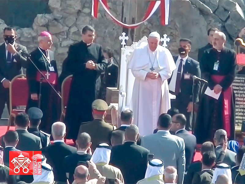 Папа римский Франциск в воскресенье прилетел в город Мосул на вертолете в рамках визита в Ирак, чтобы "помолиться за умерших представителей всех религий"
