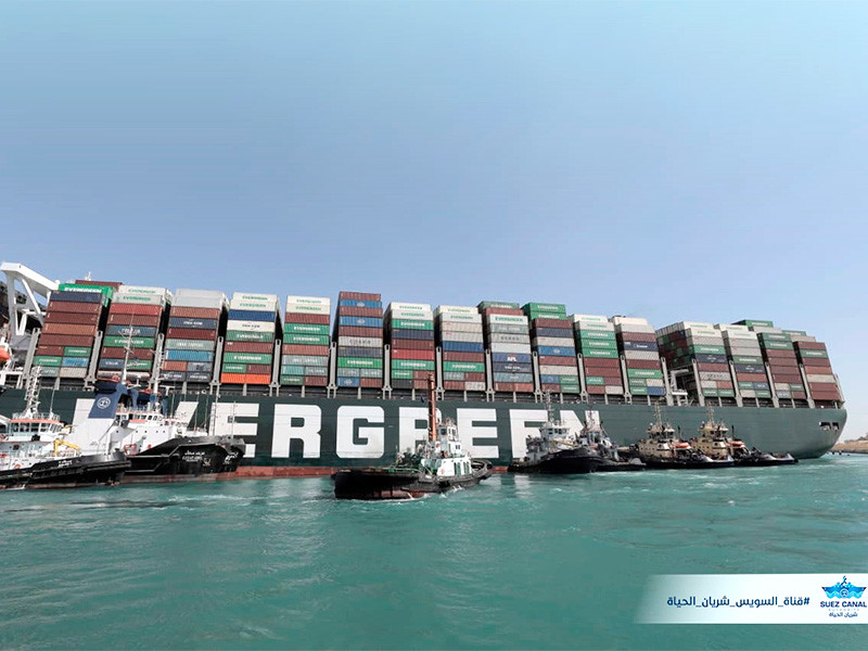 Для разгрузки некоторых из 18 тыс. контейнеров потребуется специальное оборудование, и президент Египта одобрил его использование, несмотря на ведущиеся работы