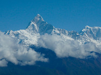 Три российских альпиниста, совершавшие восхождение на гору Аннапурна в Гималаях, перестали выходить на связь в воскресенье