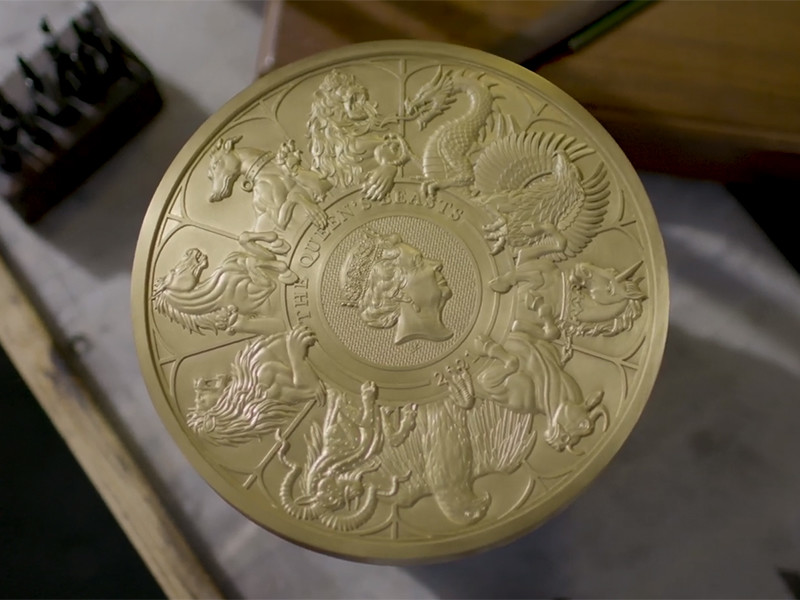  Королевский монетный двор в Великобритании выпустил золотую монету весом в 10 кг и стоимостью £10 тысяч