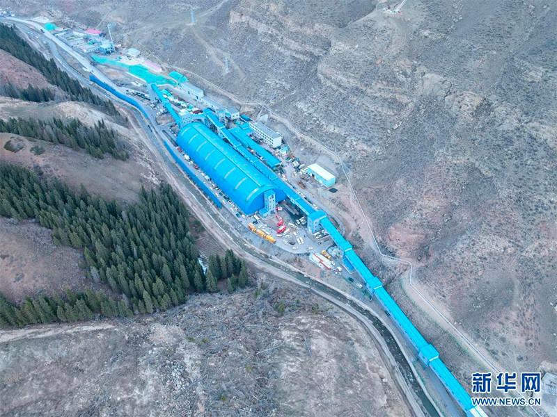 В результате затопления угольной шахты в Синьцзян-Уйгурском автономном районе КНР в ночь на воскресенье 21 горняк оказался заблокированным под землей
