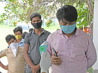 В Индии четвертые сутки фиксируется рекордное число новых случаев коронавируса. За последние 24 часа в стране было зарегистрировано 349 тысяч инфицированных и 2,7 тыс. умерших. Общее число заболевших достигло почти 17 млн, скончавшихся - 192 тысячи


