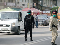 В субботу в Алма-Ате неизвестный мужчина в камуфляжной одежде в течение шести часов отстреливался от сотрудников полиции. Задерживать злоумышленника решили с применением шумовых и газовых гранат

