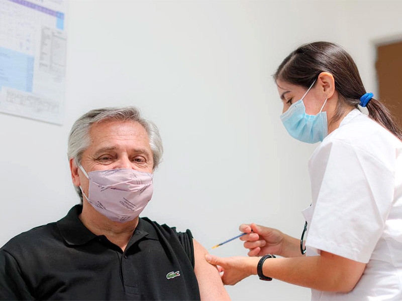 62-летний президент Аргентины сделал прививку на следующий день после того, как Национальное управление по лекарствам, продуктам питания и медицинским технологиям страны одобрило "Спутник V" для использования лицами старше 60 лет
