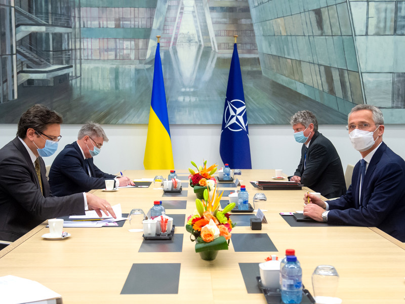 Генеральный секретарь НАТО Йенс Столтенберг встретился в Брюсселе с главой МИД Украины Дмитрием Кулебой