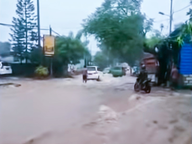 На востоке Индонезии проливные дожди вызвали наводнения и оползень

