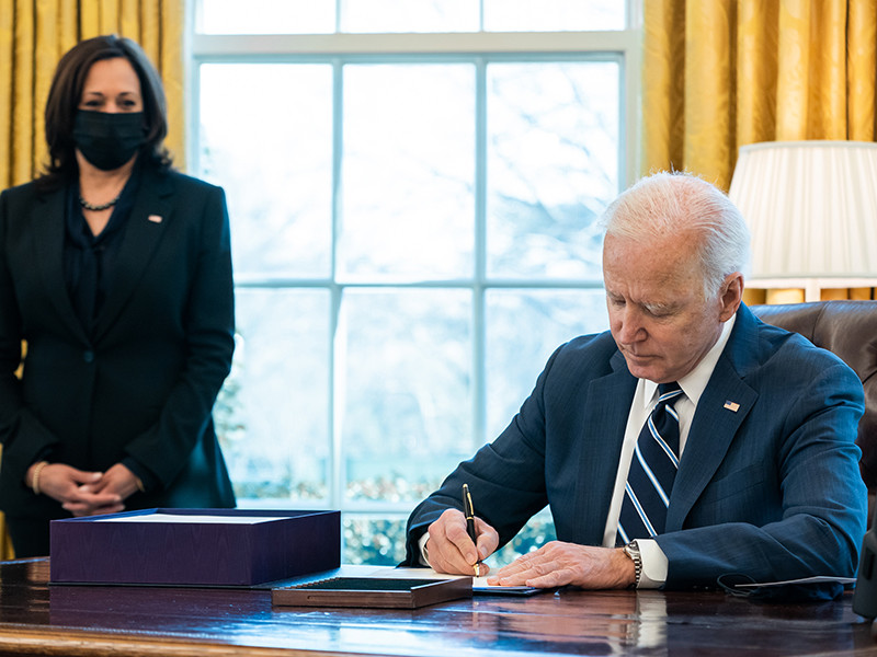 Президент США Джо Байден подписал указ о новых санкциях в отношении России "за действия ее правительства и спецслужб против суверенитета и интересов" страны