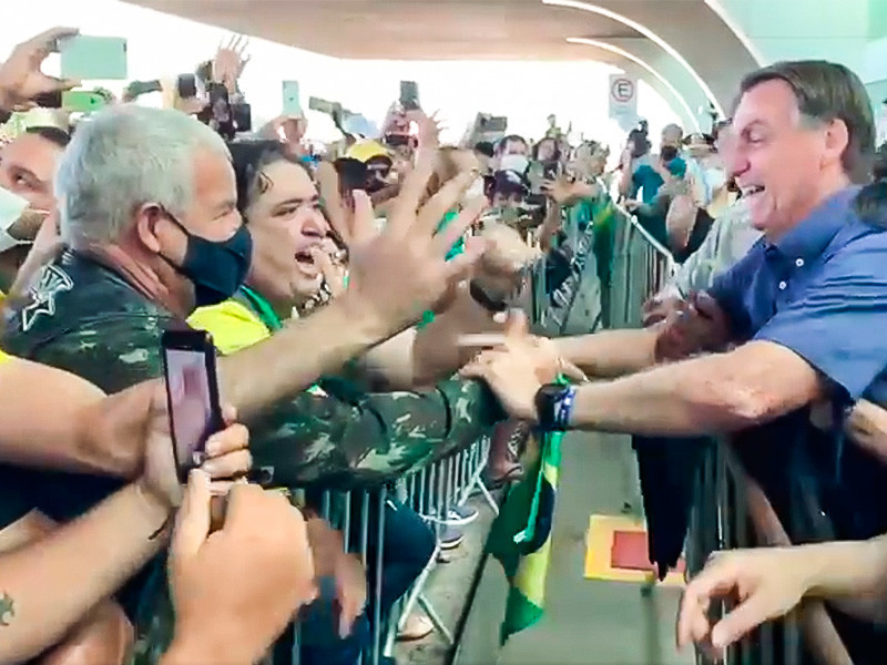 Власти бразильского штата Мараньян оштрафовали президента страны Жаира Болсонару за то, что он во время визита в город Асайландия собрал на акции толпу людей и при этом был без маски
