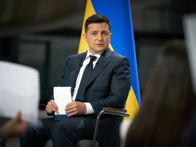 Президент Украины Владимир Зеленский в четверг на пресс-конференции в Киеве заявил, что рассматривает возможность проведения всеукраинского референдума по вопросу урегулирования на востоке Украины "через некоторое время"