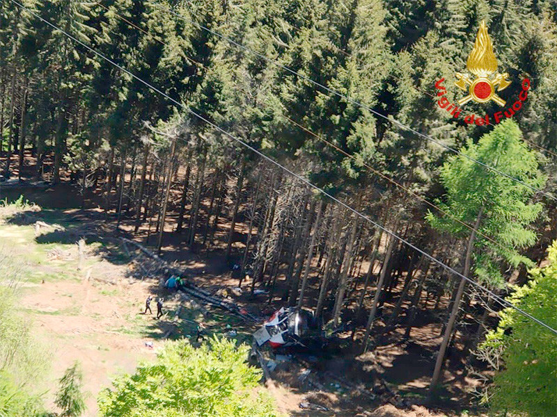 ЧП произошло сегодня на канатной дороге, которая соединяет озеро Лаго-Маджоре и вершину горы Моттароне. Кабина упала в районе последнего пилона на максимальной высоте. Пока не ясно, сколько пассажиров было внутри. Вместимость одной кабины составляет 40 человек