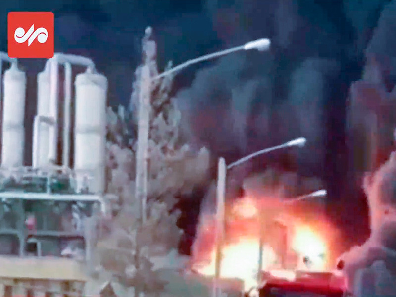Крупный пожар и взрывы произошли в воскресенье на химическом заводе в пригородной зоне иранского города Кум, сообщил представитель пожарной службы провинции Хамид Курейми
