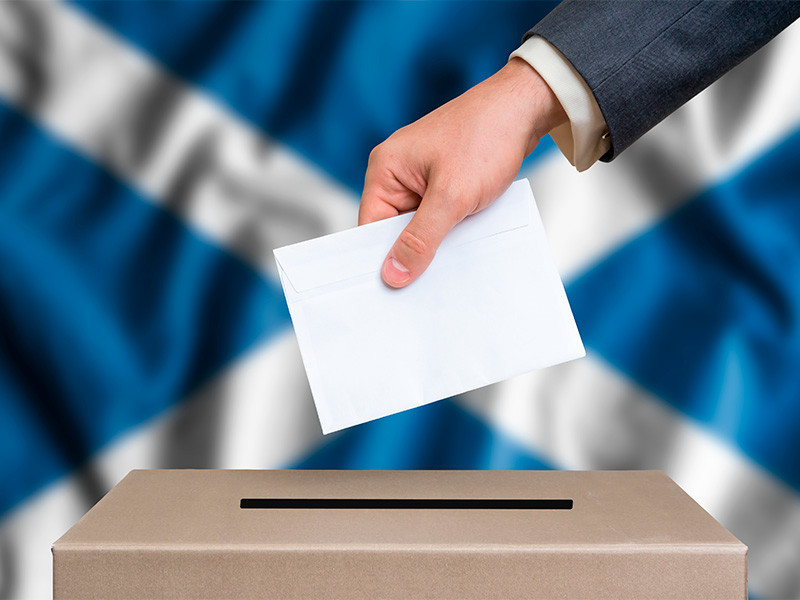 В Шотландии подведены итоги парламентских выборов, прошедших 6 мая. Большинство мест в парламенте займут представители правящей Шотландской национальной партии и их соратники "зеленые". Вместе они получили 72 мандата из 129, хотя показали результат хуже, чем ожидали политологи



