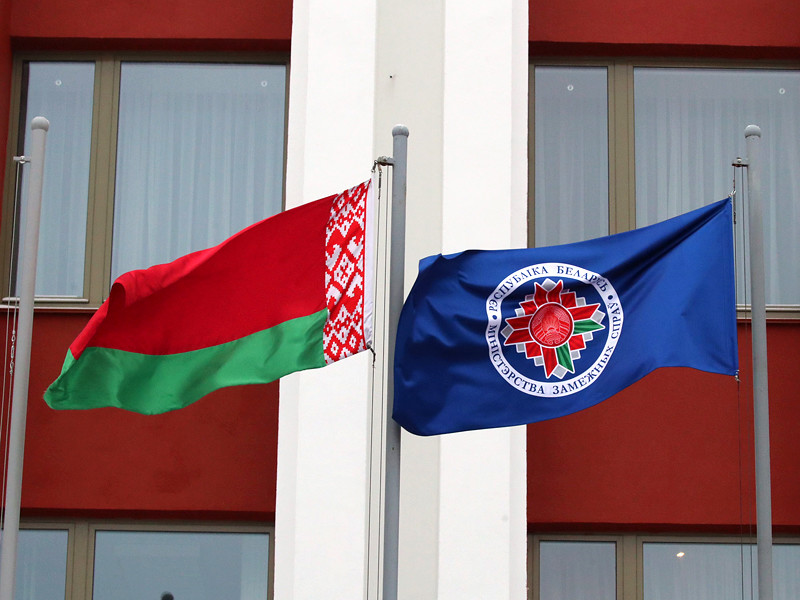 Министерство иностранных дел Белоруссии предложило послу Латвии Эйнарсу Семанису и всем сотрудникам посольства этой страны покинуть Белоруссию после "оскорбления" государственного флага республики в Риге