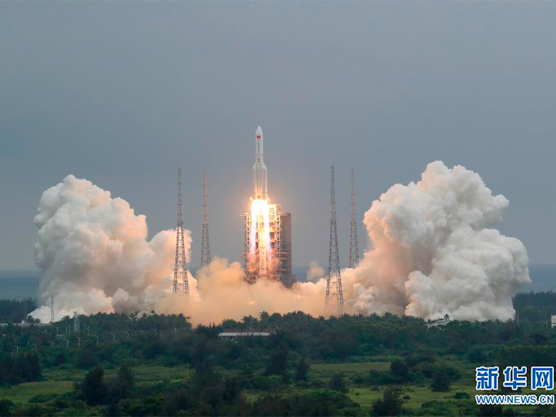 Ракета-носитель "Чанчжэн-5" была запущена 29 апреля. Западные космические агентства пришли к выводу, что ее вторая ступень, вес которой составлял около 18 тонн, сходит с орбиты неконтролируемо, и существует вероятность, что фрагменты упадут на населенные территории
