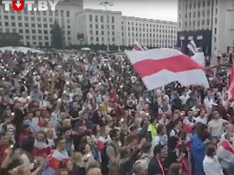  МВД Белоруссии предложило приравнять флаг протестующих к нацистской символике 	