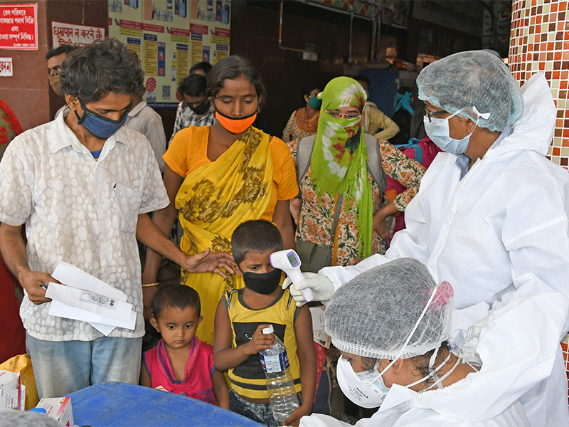 В Индии зафиксирован восьмой подряд суточный мировой антирекорд заражения коронавирусом. Суточный прирост выявленных инфицированных в Индии составил 401 993 за сутки, скончались 3 523 человек, это максимальные показатели с начала пандемии

