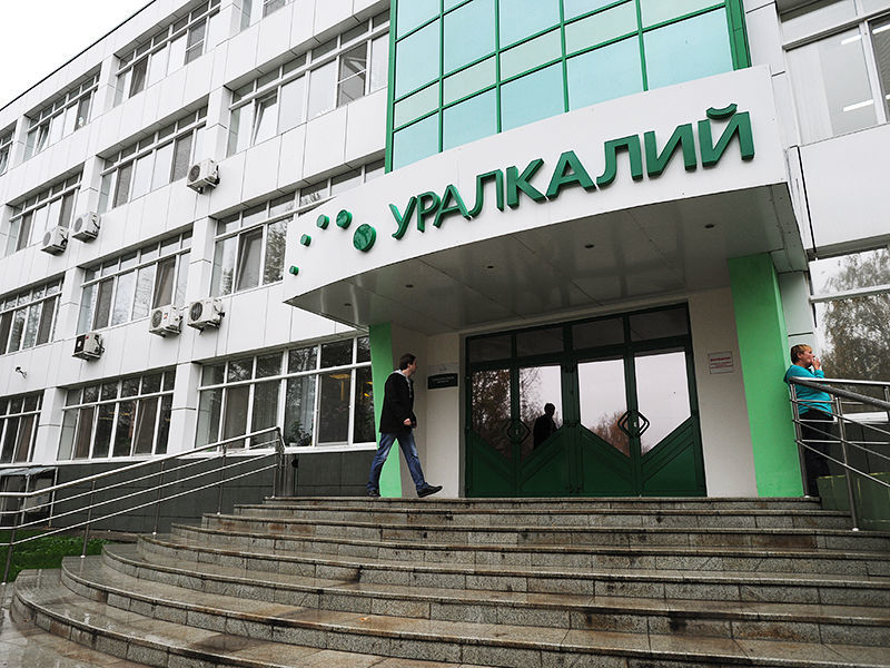 Компания "Уралкалий" планирует выкупить пакет своих акций, принадлежащий группе компаний "Онэксим" миллиардера Михаила Прохорова