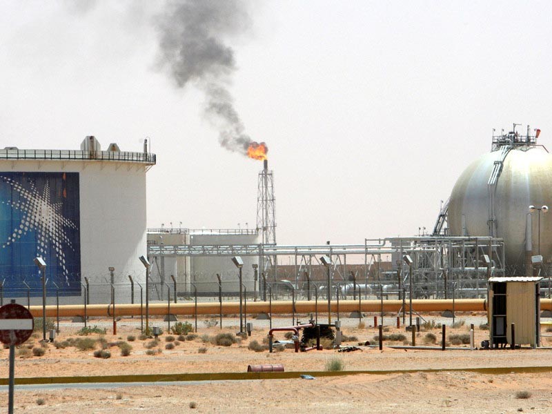 Государственная нефтяная компания Саудовской Аравии Saudi Aramco решила снизить цены на нефть для Европы и поднять их для США и стран Азии