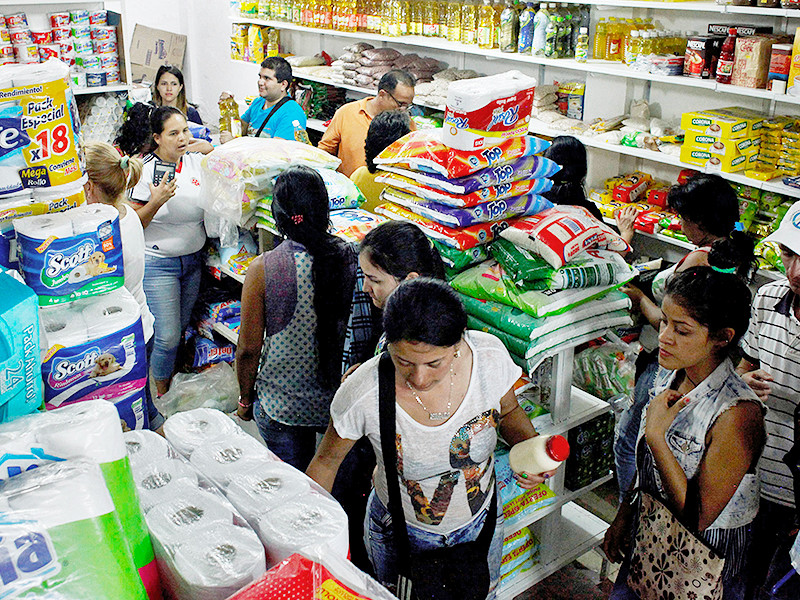 Венесуэла берет кредит почти на полмиллиарда долларов, чтобы пополнить запасы товаров первой необходимости